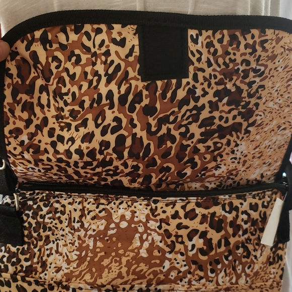Leopard print laptop cross body bag - Picture 4 of 8